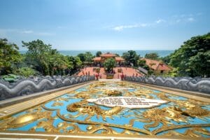 Phù điêu rồng vàng giữa lan can rồng đá, nhìn xuống sân chùa Hộ Quốc ra biển