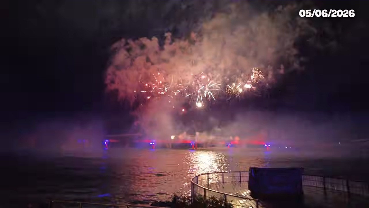 Đại cảnh pháo hoa show Symphony Of The Sea nhìn từ nhà hàng San Bavaria Phú Quốc
