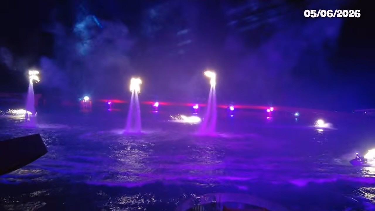 Flyboard phun lửa trình diễn trong show Symphony Of The Sea Phú Quốc
