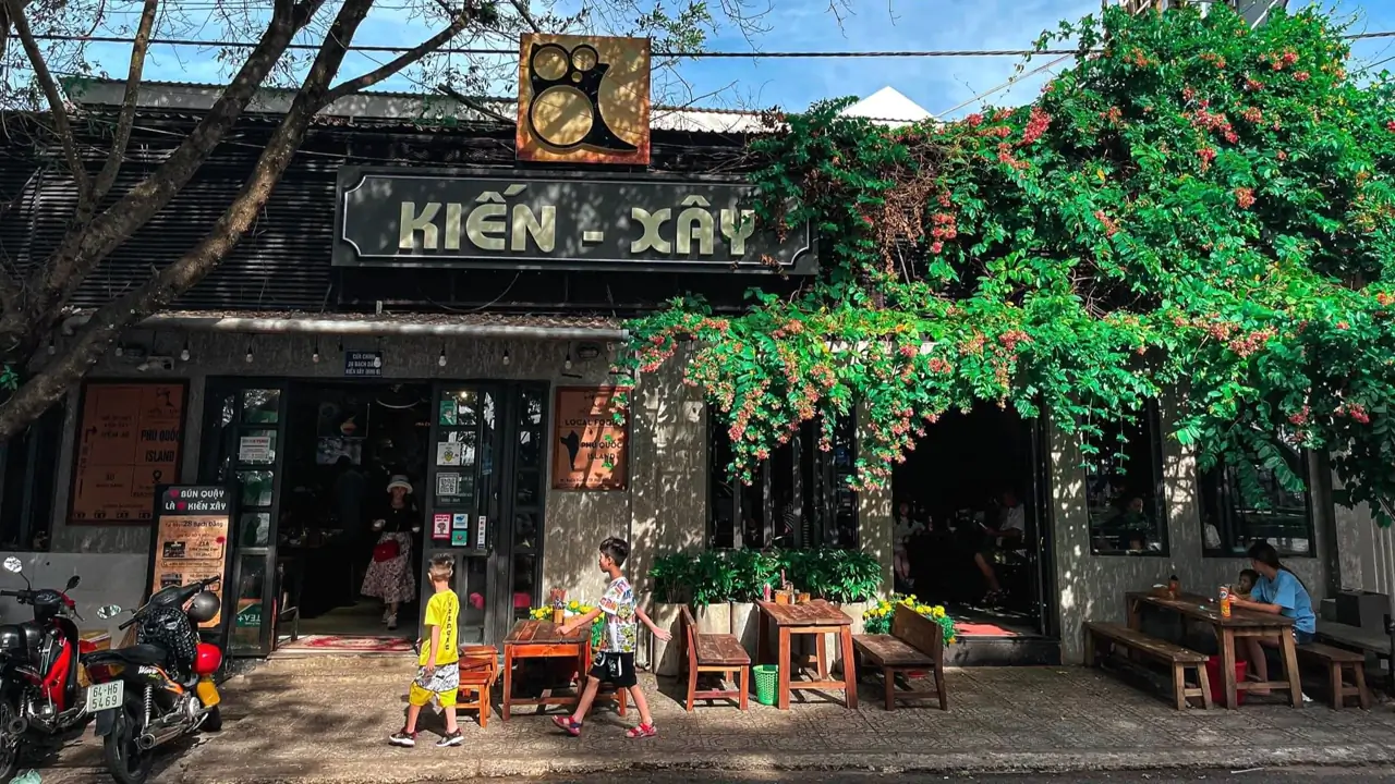 Quán bún quậy Kiến Xây ở Phú Quốc với bàn ghế gỗ ngoài hiên