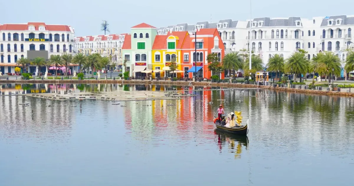 Kênh đào uốn quanh dãy nhà nhiều màu kiểu châu Âu lúc ban ngày