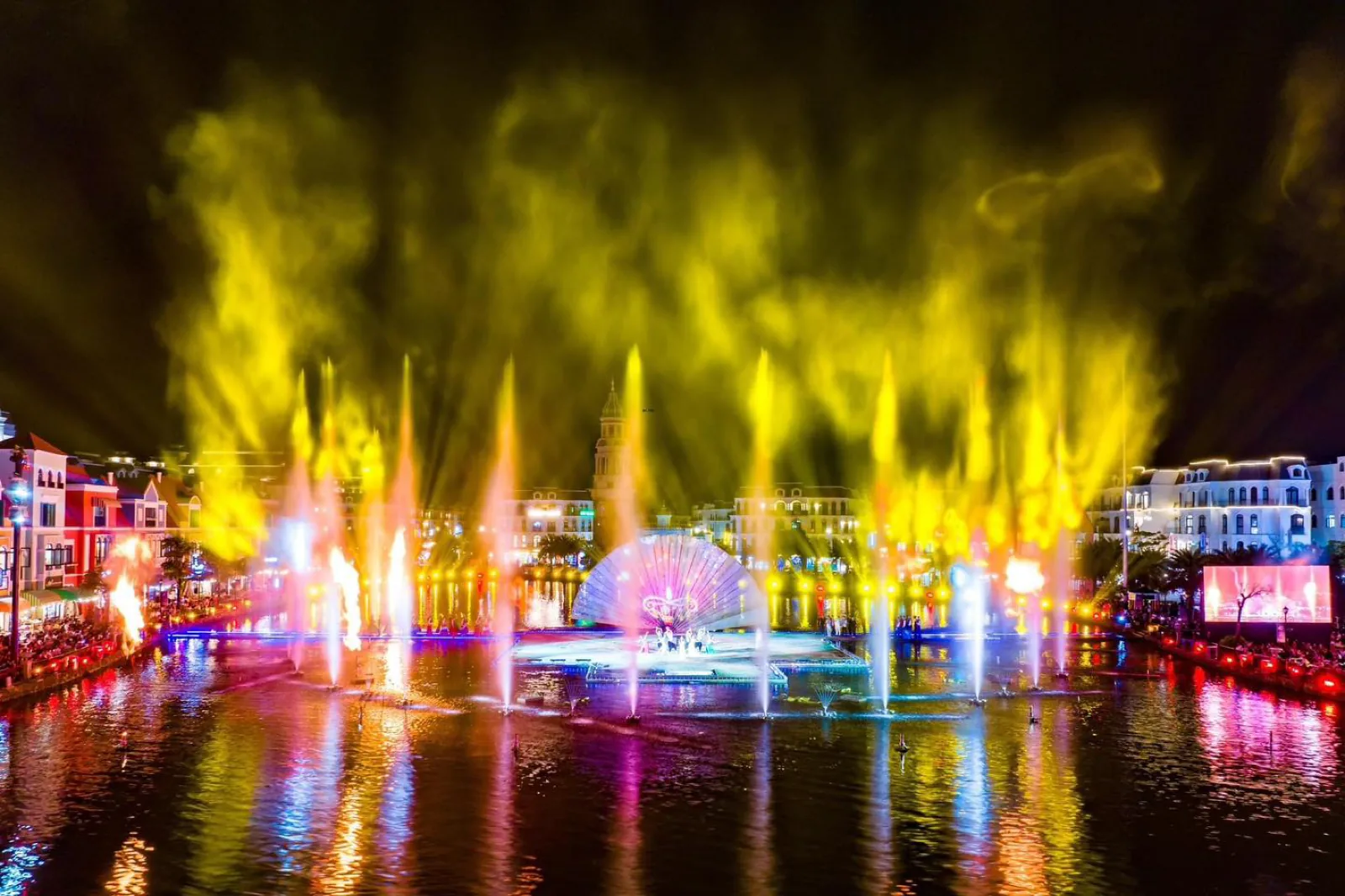 Show ánh sáng và nhạc nước trên kênh đào Grand World Phú Quốc buổi tối