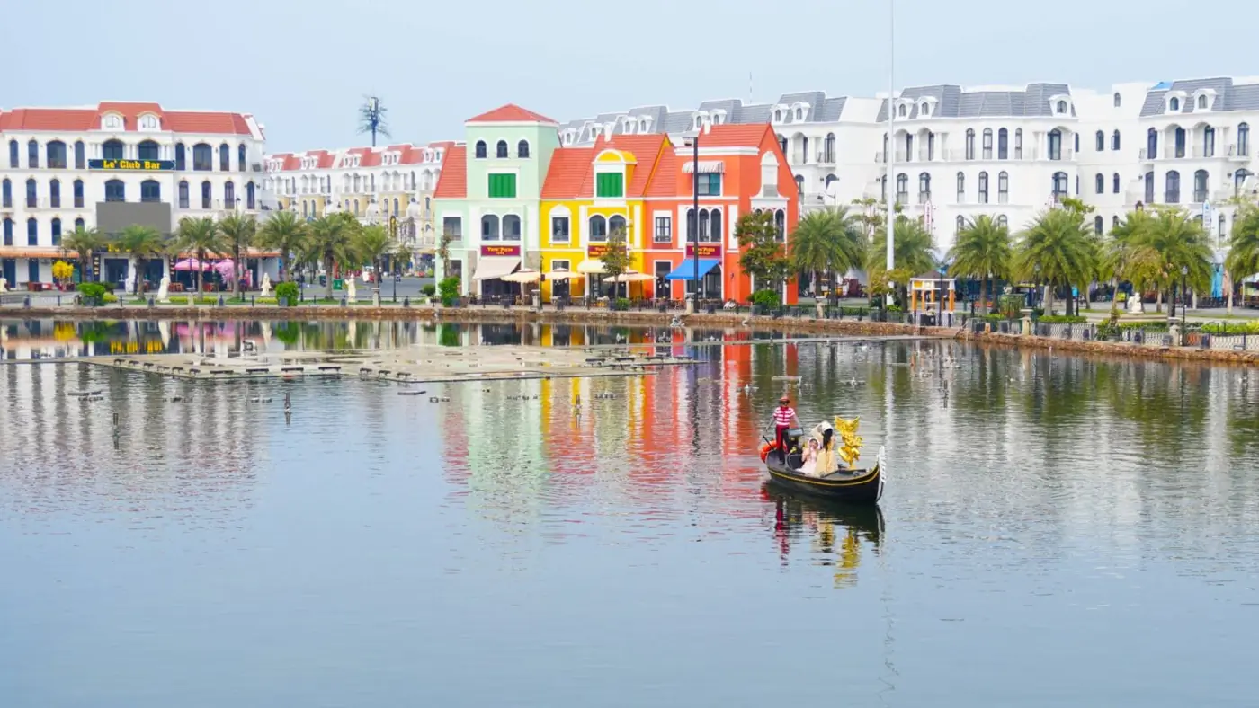 Kênh đào và dãy nhà nhiều màu ở Grand World, bắc đảo Phú Quốc