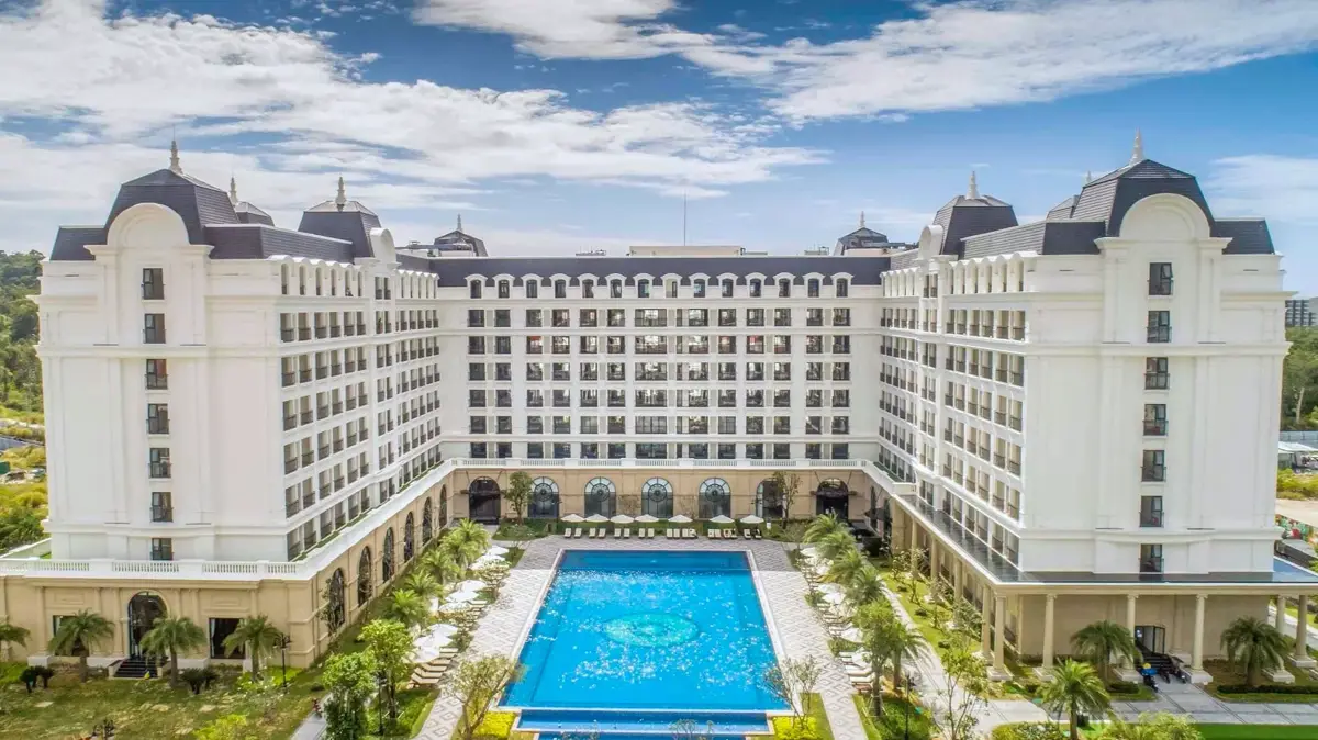 Khách sạn Vinholiday Fiesta với hồ bơi dài giữa hai dãy nhà