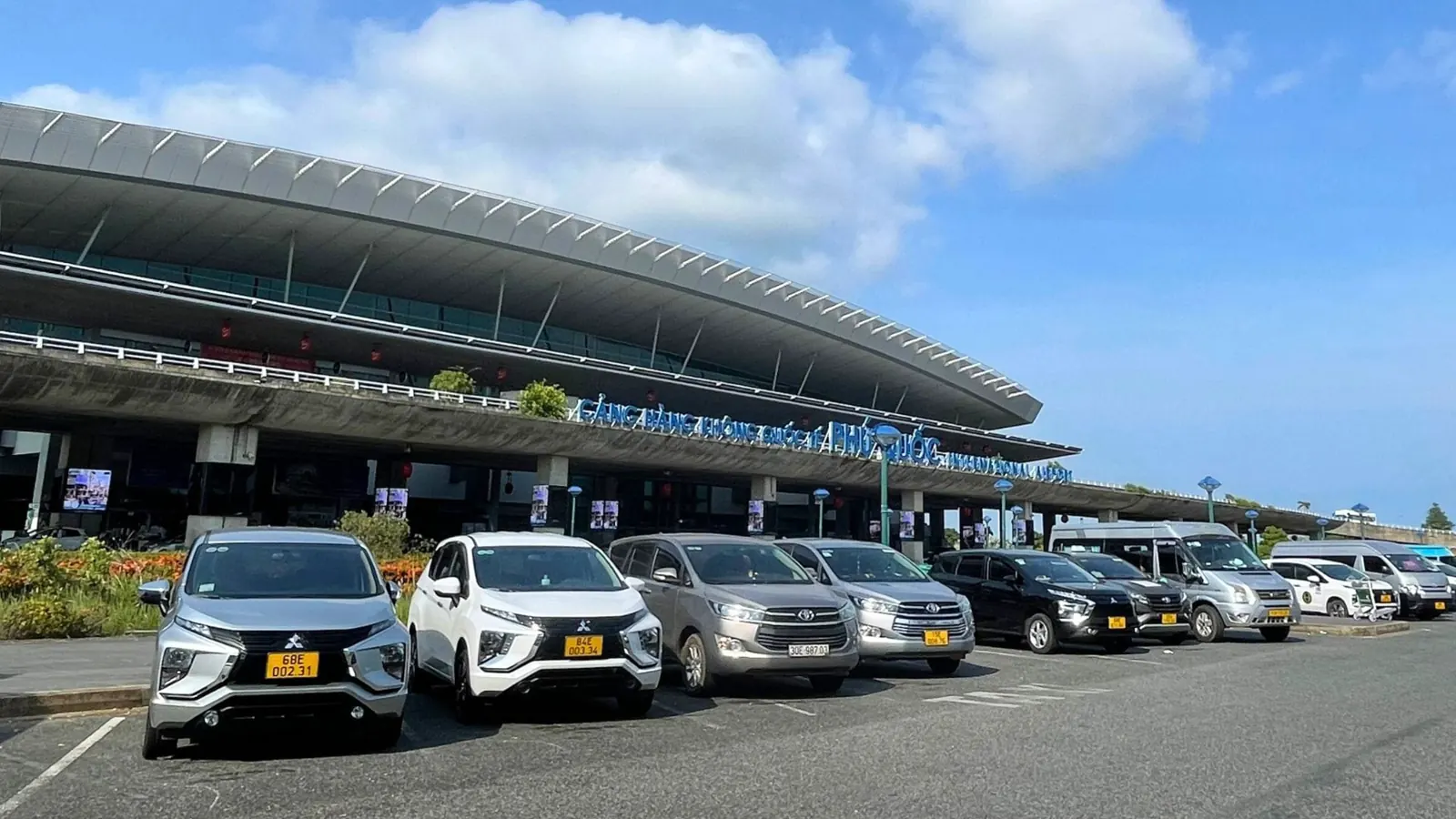 Xe đưa đón khách đậu trước nhà ga sân bay quốc tế Phú Quốc