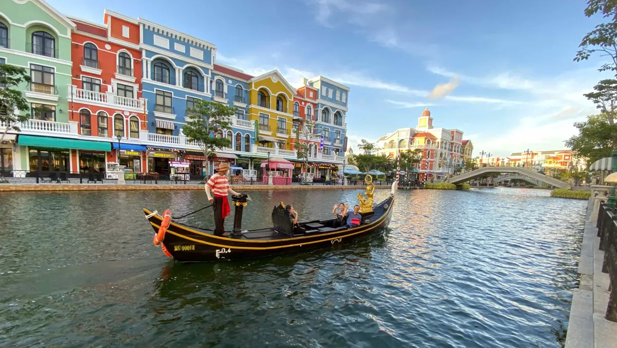 Thuyền gondola trên kênh giữa dãy nhà nhiều màu ở Grand World