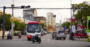 Ngã tư phố Dương Đông, xe khách đỏ trắng, xe máy và ô tô chờ qua đường